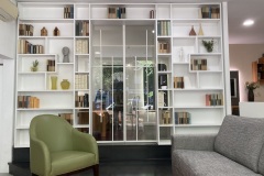 Libreria artigianale su misura con chiusura scorrevole